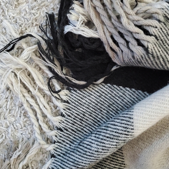 Plaid fringe soft scarf - Picture 3 of 13